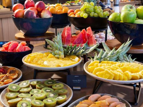 Una exhibición de diferentes tipos de frutas en tazones. en Pullman Lyon, en Lyon