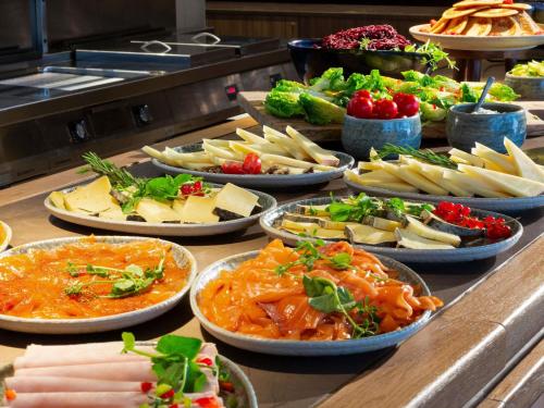 Comida en o cerca de este hotel