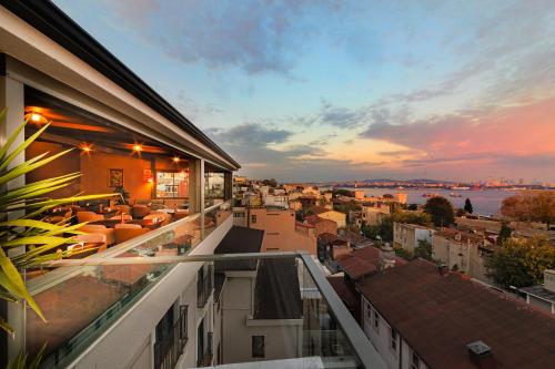 un balcone con vista sulla città al tramonto di Azade Premier Istanbul Hotel & Steps from Hagia Sophia a Istanbul