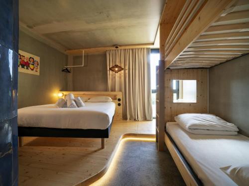 a bedroom with two beds in a room at greet hotel Cernay Mulhouse in Cernay