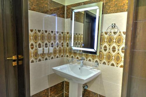 Ένα μπάνιο στο سي مون للشقق الفندقية sea moon hotel