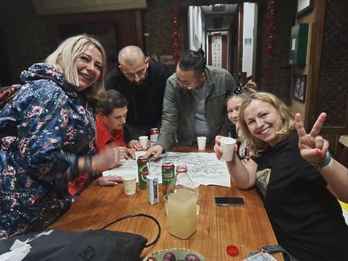 Επισκέπτες που μένουν στο 张家界集结号公馆 Zhangjiajie Jijiehao Inn Avator Mountin-National Park-East Gate, Meeting Friends-Common Area-Poor teble-COFFEE-BEER-Laundry-Party, FREE Breakfast, Book tickets in advance, Chinese Calligraphy&Tea&Kung Fu Course