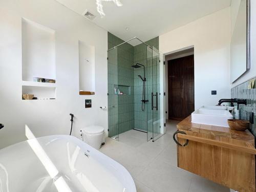 ein Badezimmer mit Badewanne, Dusche und Waschbecken in der Unterkunft Villa Vega 3BR Sea View Near Beach in Ungasan