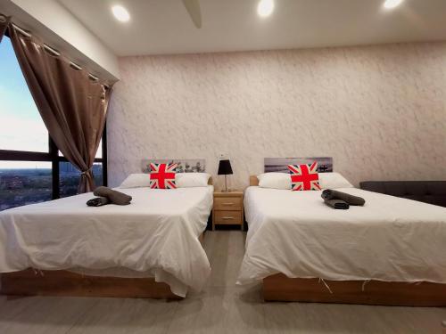 - une chambre avec 2 lits avec des croix dans l'établissement Bell Suite Sepang Kota Warisan KLIA by MHS, à Sepang