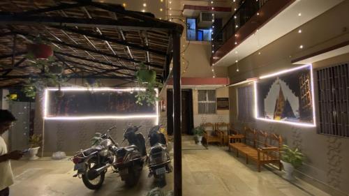 un par de motos estacionadas en una habitación en Kusum Palace, en Varanasi