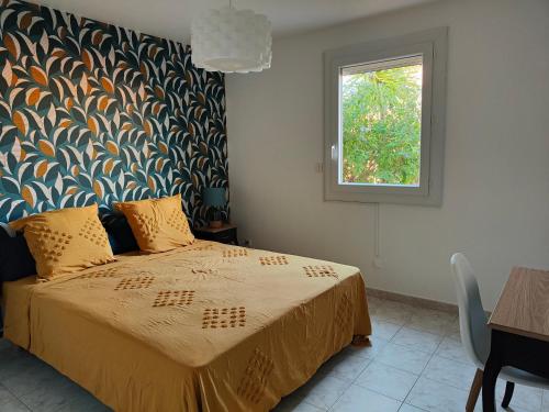 滨海阿热莱斯Charmante Villa de plain pied dans quartier calme的一间卧室，里面有一张床和一扇窗户。