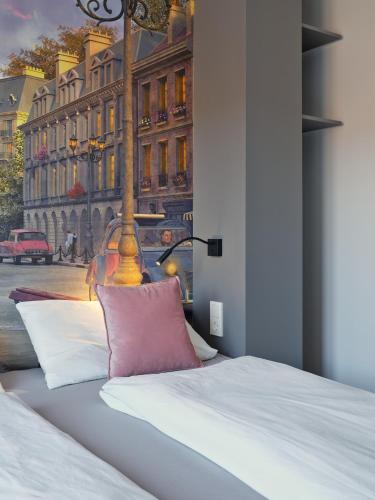a bedroom with a bed with a painting on the wall at LIMIX Stays in Appiano sulla Strada del Vino
