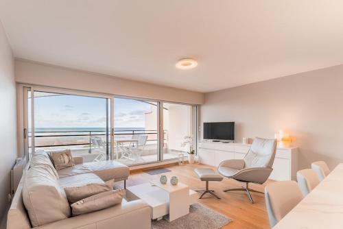 Modern and sleek, third floor sea front flat for 8