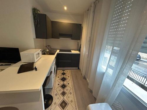 una pequeña cocina con encimera y ventana en Monaco, en Beausoleil