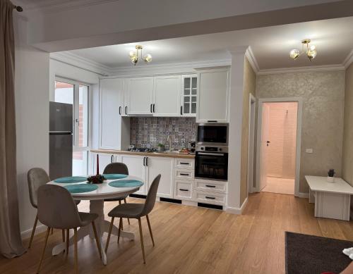 克拉约瓦Classic Studio-Urban Vibe的厨房兼餐厅，配有桌椅