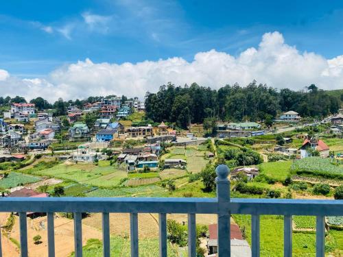 d'un balcon offrant une vue sur le village. dans l'établissement Infinity Winter Resort, à Nuwara Eliya