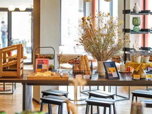 una mesa con un montón de artículos en ella en TRIBE Lyon Croix Rousse, en Lyon