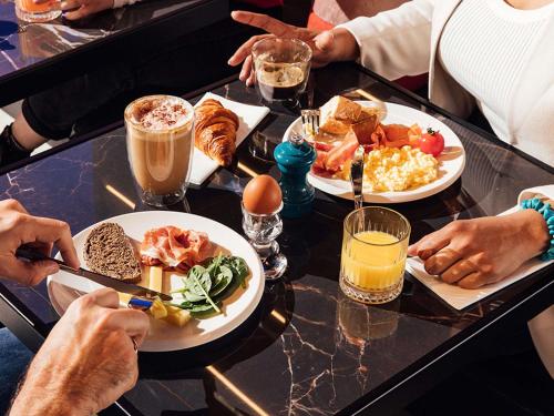 Comida en o cerca de este hotel