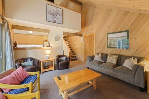 un soggiorno con un divano e un tavolo di Pole House 99 condo a Sunriver