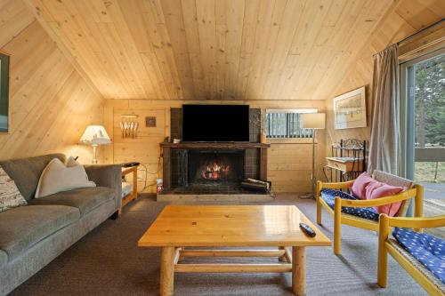 un soggiorno con divano e camino di Pole House 99 condo a Sunriver