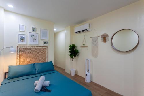 Ένα ή περισσότερα κρεβάτια σε δωμάτιο στο Aesthetic Boho Studio Near Maginhawa & UP
