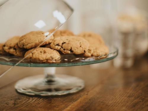um prato de vidro com biscoitos em cima de uma mesa em Greet Hotel Brest Aéroport em Guipavas