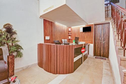 biuro z recepcją w budynku w obiekcie Hotel O The Goldy Inn w mieście Rātu