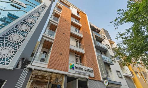Treebo Liyan Orchid, Hsr Layout في بانغالور: مبنى طويل ذو أعمدة برتقالية في الشارع