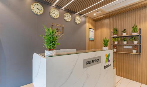 Treebo Liyan Orchid, Hsr Layout في بانغالور: مكتب وساعات على الحائط وكاونتر استقبال