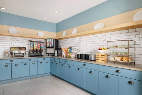 Køkken eller tekøkken på Country Inn & Suites by Radisson, Springfield, OH