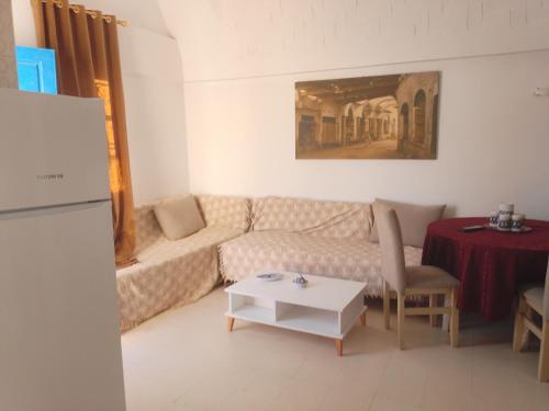 un salon avec un canapé et une table dans l'établissement Taguermess 1, à Djerba