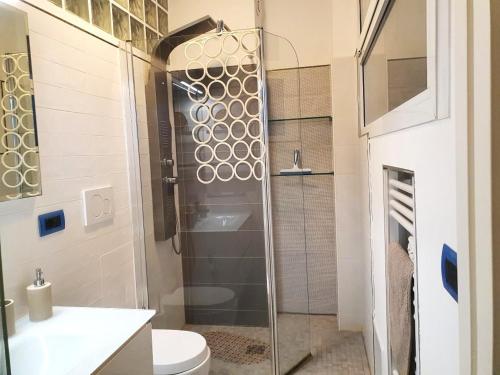 une salle de bain avec une douche avec des toilettes et un lavabo dans l'établissement FACE MER TOUT CONFORT situation exceptionnelle, à Antibes