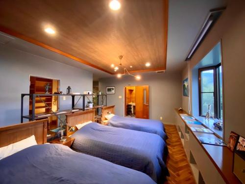 Cette chambre comprend 4 lits et un lavabo. dans l'établissement Izu Base 73 - Vacation STAY 18722v, à Okawa