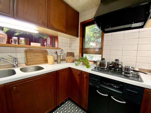 une cuisine avec un évier et une cuisinière four supérieur dans l'établissement Izu Base 73 - Vacation STAY 18722v, à Okawa