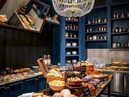 una panadería con un montón de pasteles en un mostrador en 25hours Hotel Jakarta The Oddbird, en Yakarta