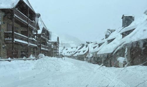 Casa Baqueira Beret en Pleta de Nheu Cota 1700 v zimě