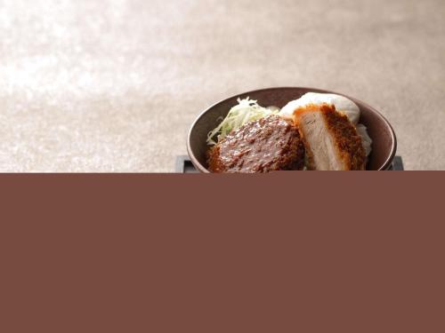 uma tigela de comida com carne e vegetais numa mesa em Mercure Kochi Tosa Resort & Spa em Geisei