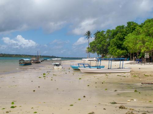 een groep boten die op het strand liggen bij Signature Collections by Eight Continents in Utende