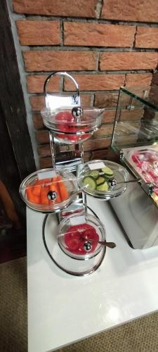 un tavolo bianco con tre piatti di cibo sopra di Romantik-Pension Vogt a Offenburg