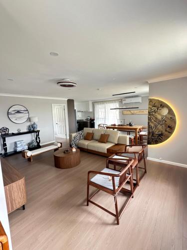 una sala de estar con un sofá y una mesa en 东方禅意轩-4BR for8, en Kenny Hill