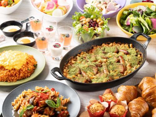 uma mesa com uma panela de alimentos e pratos de alimentos em Grand Mercure Wakayama Minabe Resort & Spa em Minabe