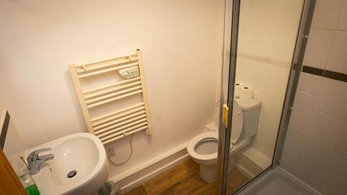 une salle de bain avec toilettes, lavabo et douche dans l'établissement Greenings Apt Warrington - 2 Bed with FREE off road Parking & Wifi, à Warrington