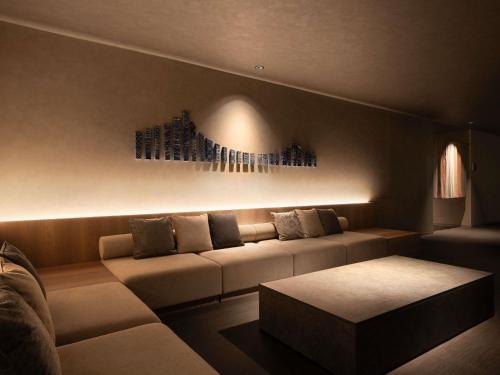 Una sala de estar con un sofá y una mesa de café. en Grand Mercure Awaji Island Resort & Spa, en Minamiawaji