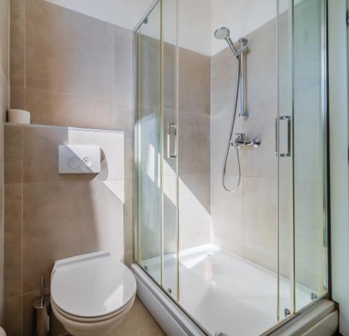 Ένα μπάνιο στο Apartments & Rooms Flowers