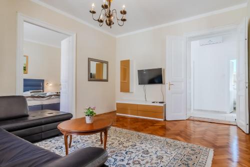 Apartments & Rooms Flowers