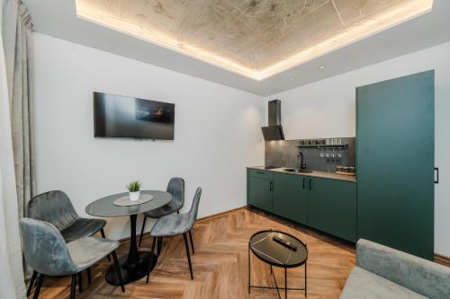 una cucina e un soggiorno con tavolo e sedie di Chamber House a Kaunas