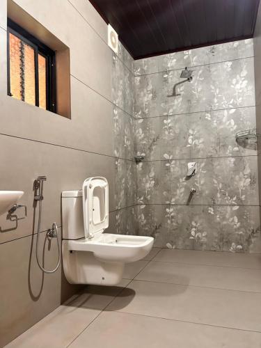 Un baño con lavabo e inodoro. en Marari Beach Cleetus Homestay, en Alleppey