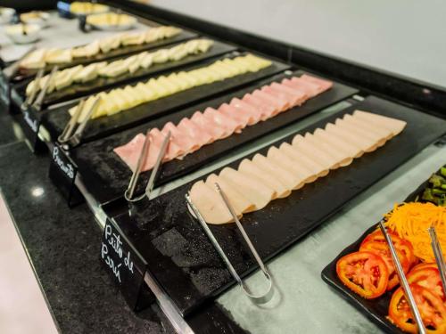 Comida en o cerca de este hotel