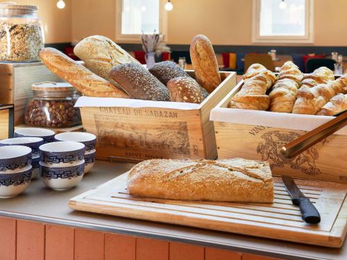una vitrina de pan y bollería en una barra en Greet Hotel Nice Aéroport Promenade des Anglais, en Niza