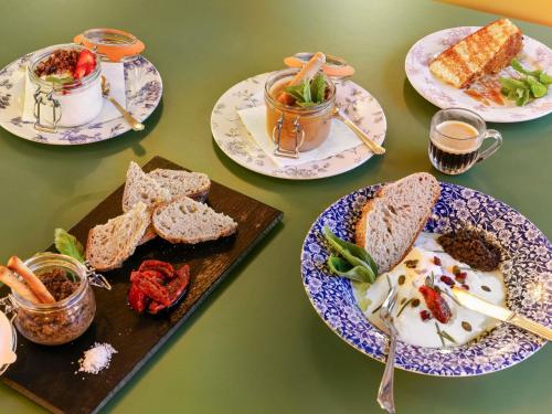 una mesa cubierta con platos de comida y bocadillos en Greet Hotel Nice Aéroport Promenade des Anglais, en Niza