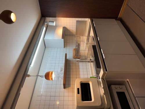 vistas a un baño con aseo en una habitación en Damyang Hwayang, en Damyang