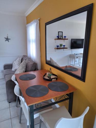 Телевизор и/или развлекательный центр в The Hilton Stay Cottages