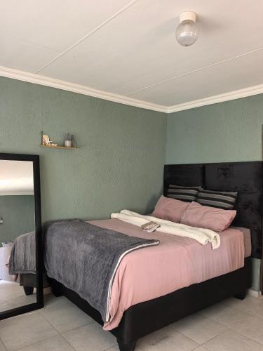 Ένα ή περισσότερα κρεβάτια σε δωμάτιο στο Mantimandze B&B