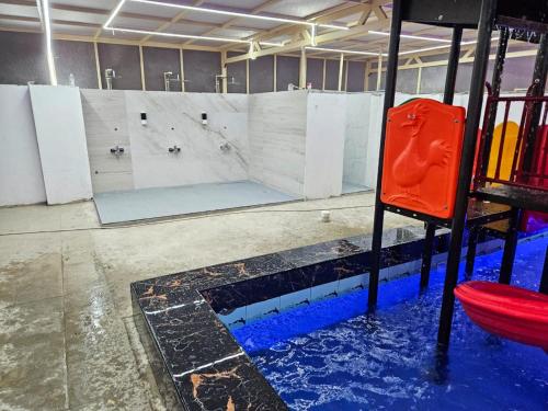 eine leere Turnhalle mit einer Indoor-Kletterwand in der Unterkunft The Red Sea Apartment شقة البحر الأحمر in Dschidda