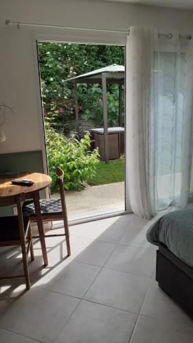 Ένα ή περισσότερα κρεβάτια σε δωμάτιο στο Prés de Giverny - Bienvenue AUX ARPENTS VERTS